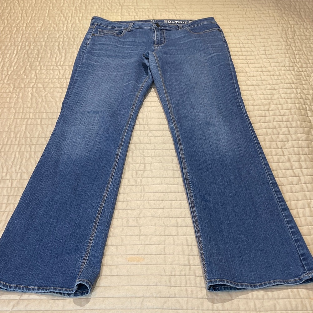 New York & Company Classic Blue Boot Cut CURVY LOW RISE Jeans WOMENS SIZE 8